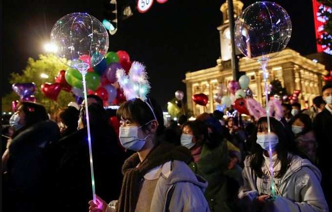 ચીનના વુહાનમાં નવા વર્ષને આવકારવા હજારો લોકો એકઠા થયા